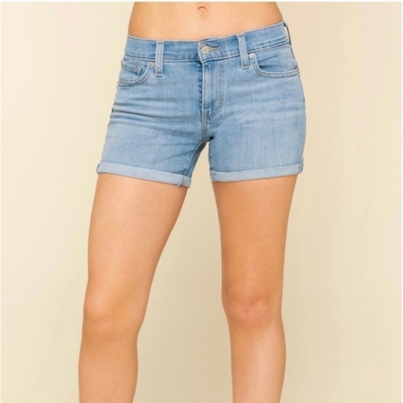 Levi’s Women’s Rolled Cuff Denim Jean medium Wash, Mid Length Shorts 33 - Picture 1 of 11